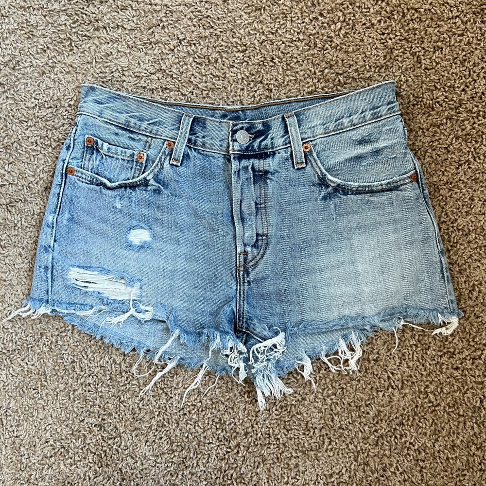 Levi’s 501 women button fly denim shorts. Excellent use condition. Size 27 (4)
